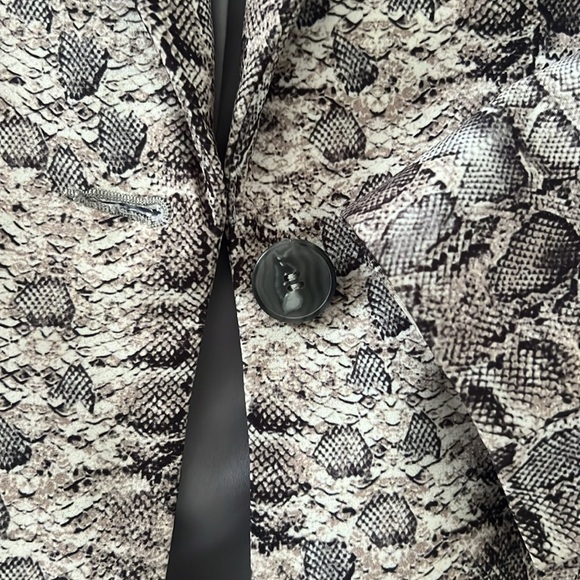 Gorgeous blazer with snake skin print - Picture 3 of 5